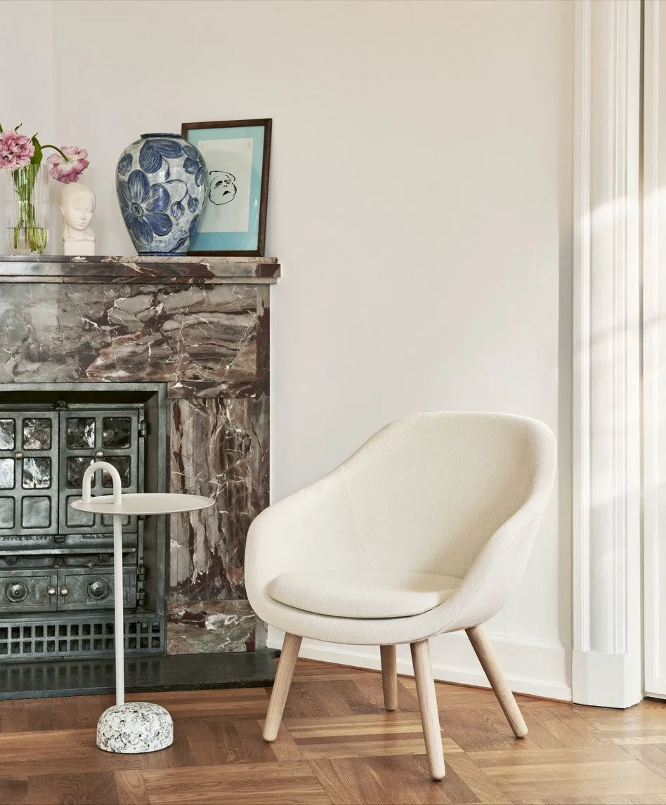 About A Lounge AAL 82, 92 - Hay w Mesmetric