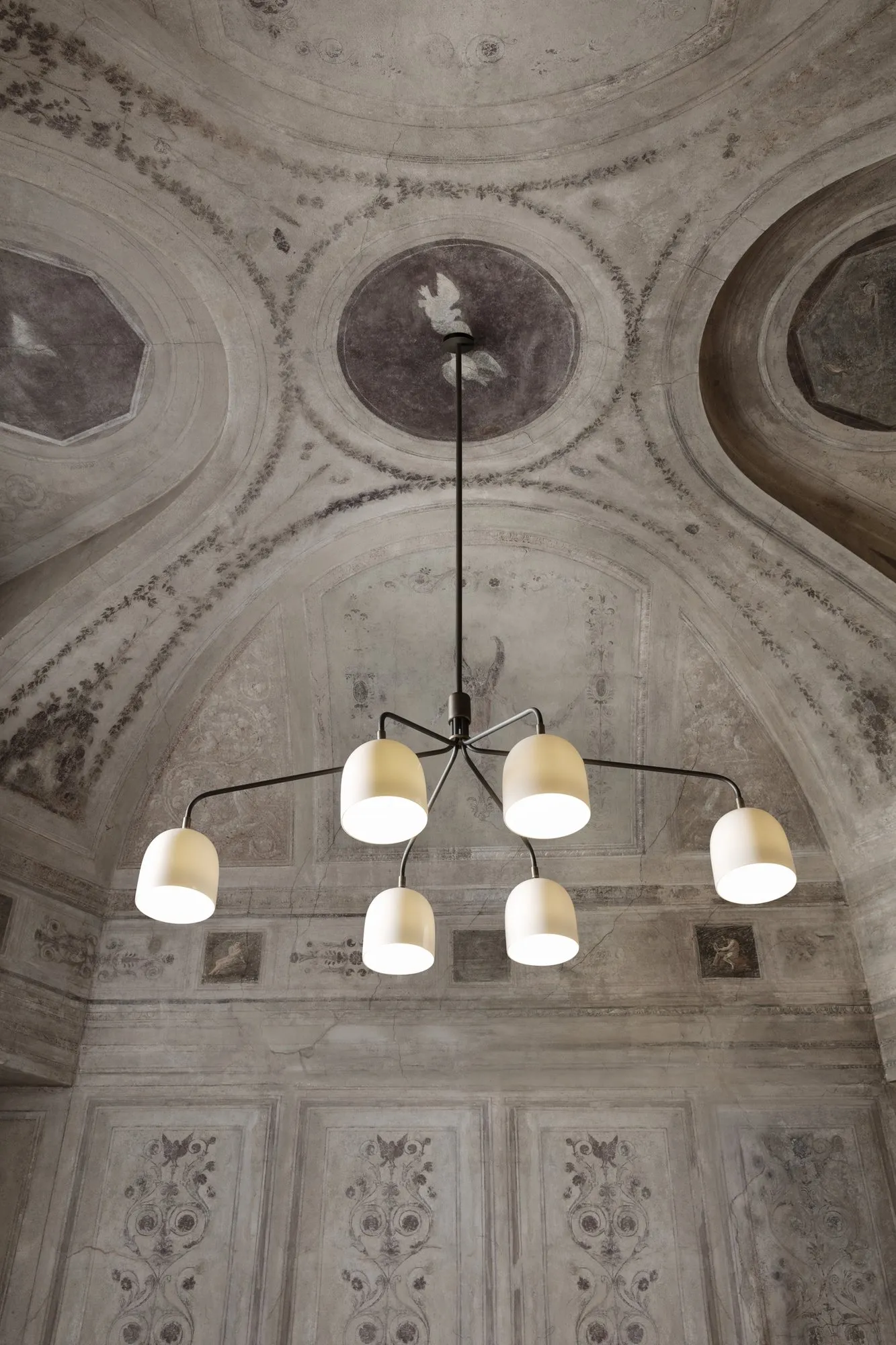 Howard chandelier - Gubi.dk w Mesmetric