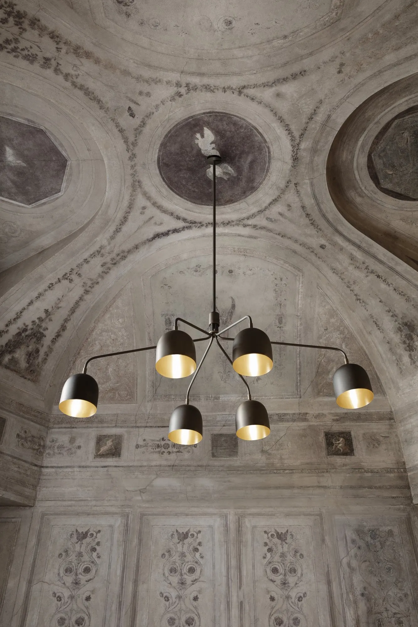 Howard chandelier - Gubi.dk w Mesmetric