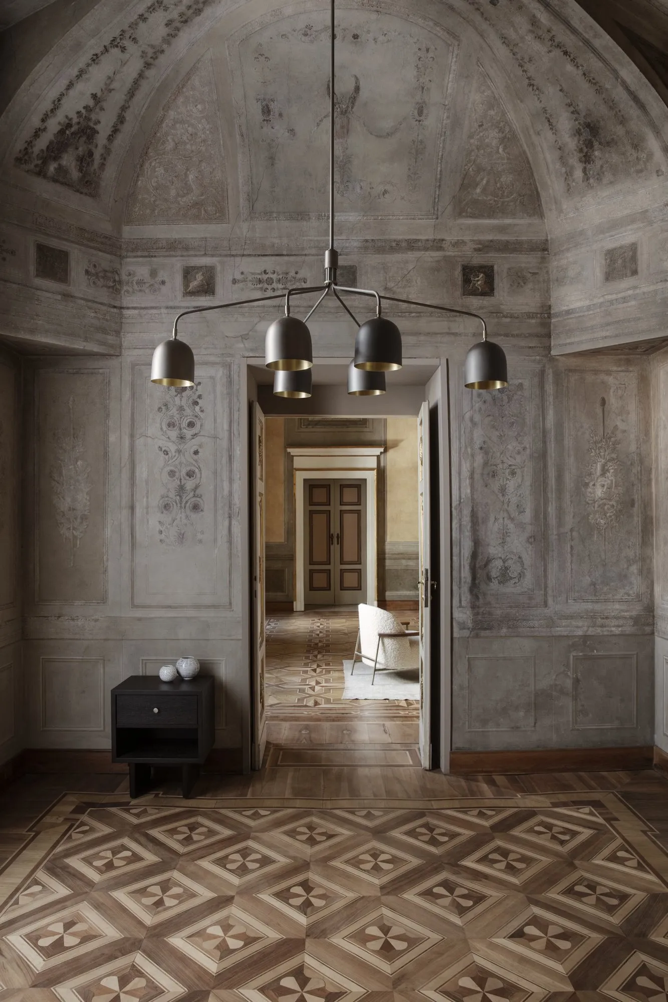 Howard chandelier - Gubi.dk w Mesmetric