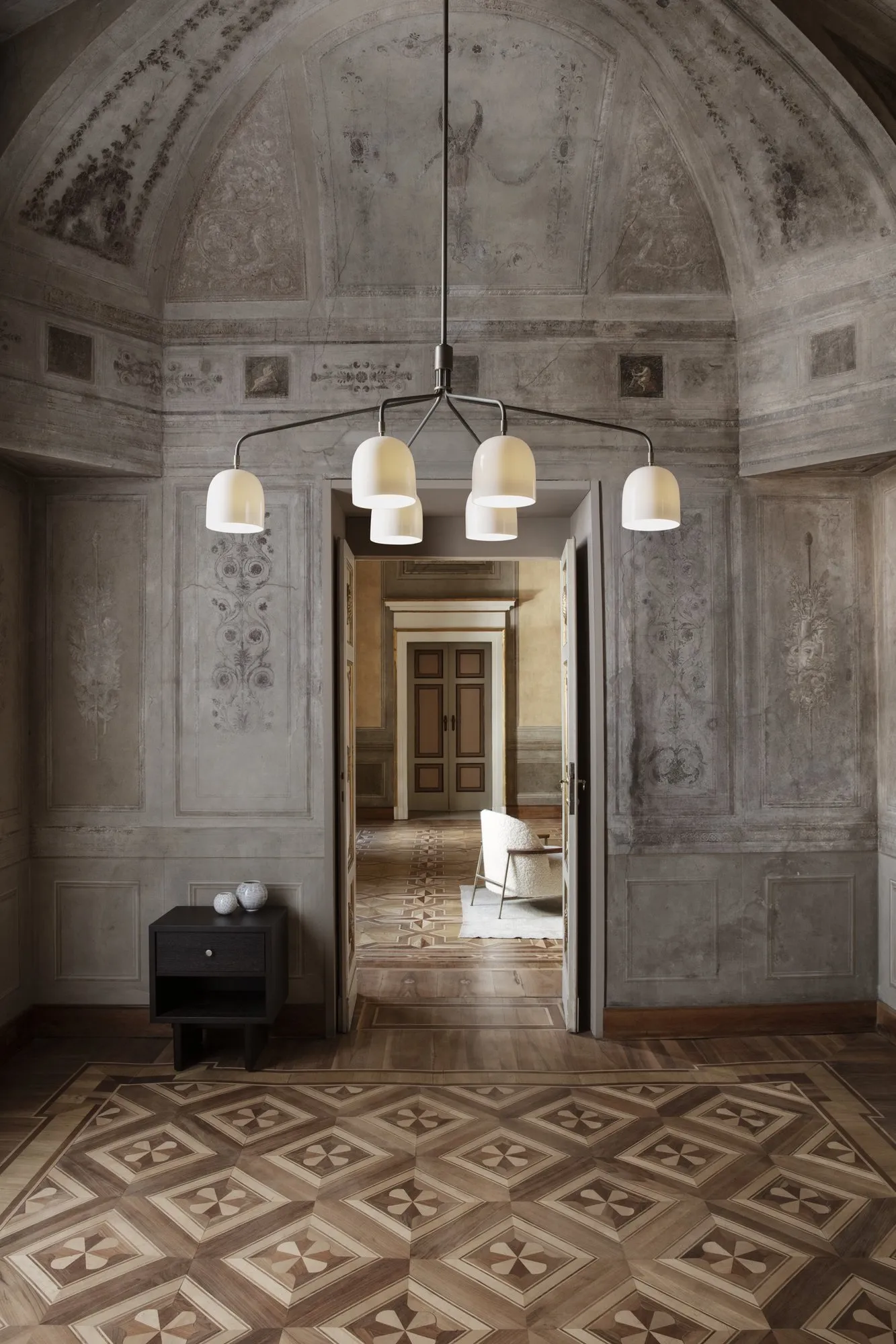 Howard chandelier - Gubi.dk w Mesmetric