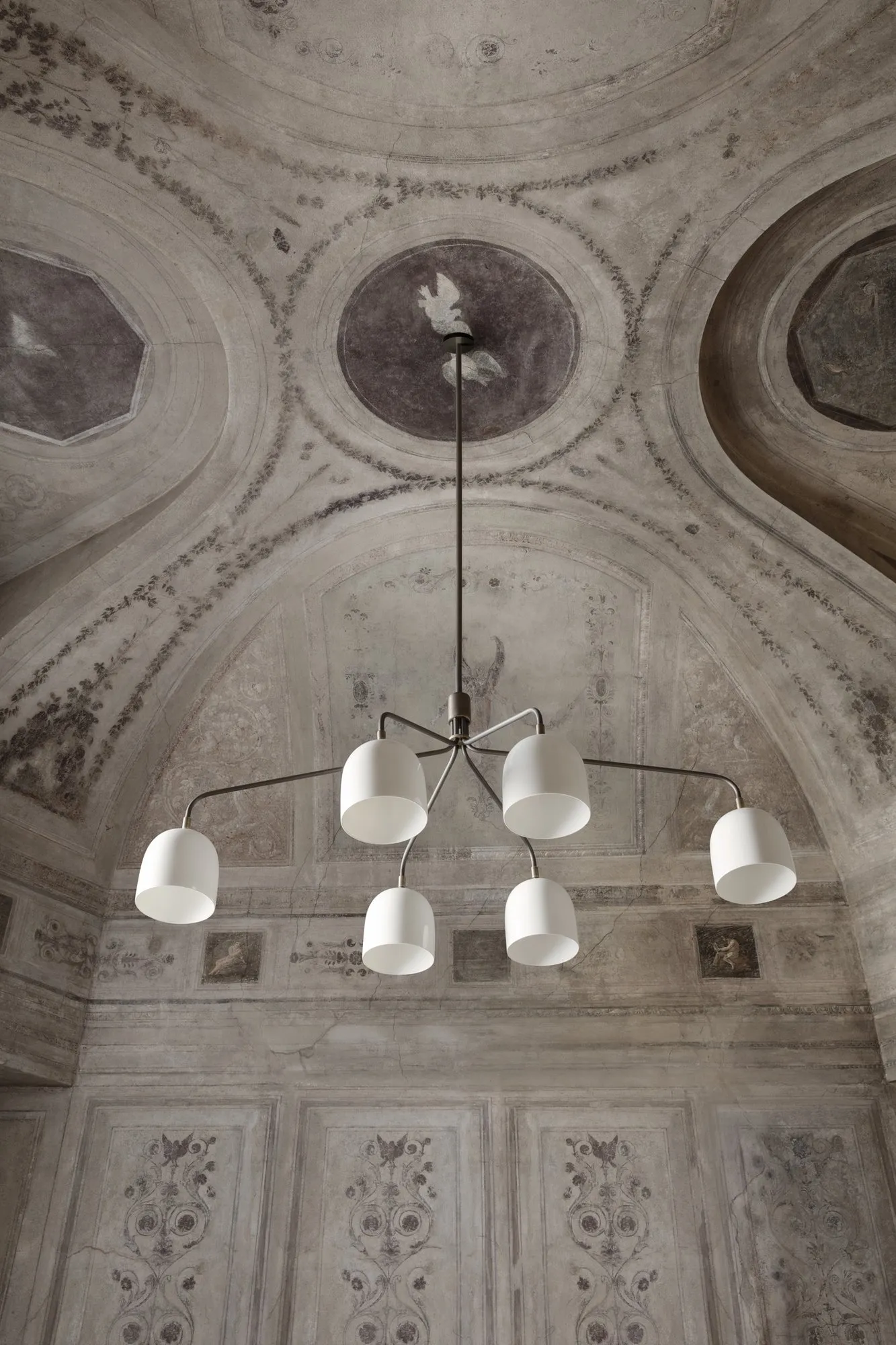Howard chandelier - Gubi.dk w Mesmetric