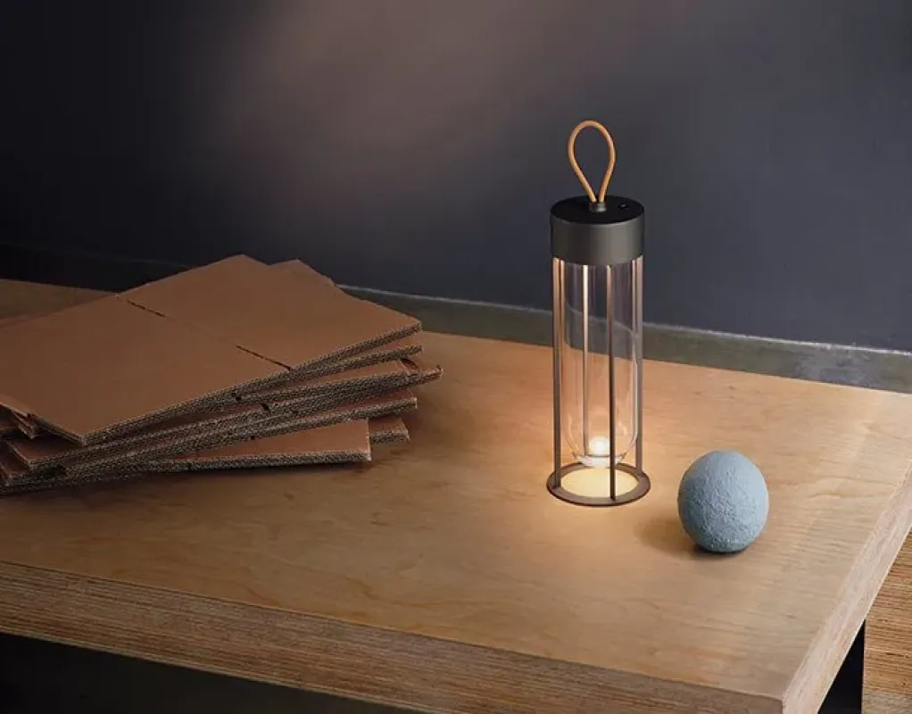 In Vitro Unplugged – Flos at Mesmetric
