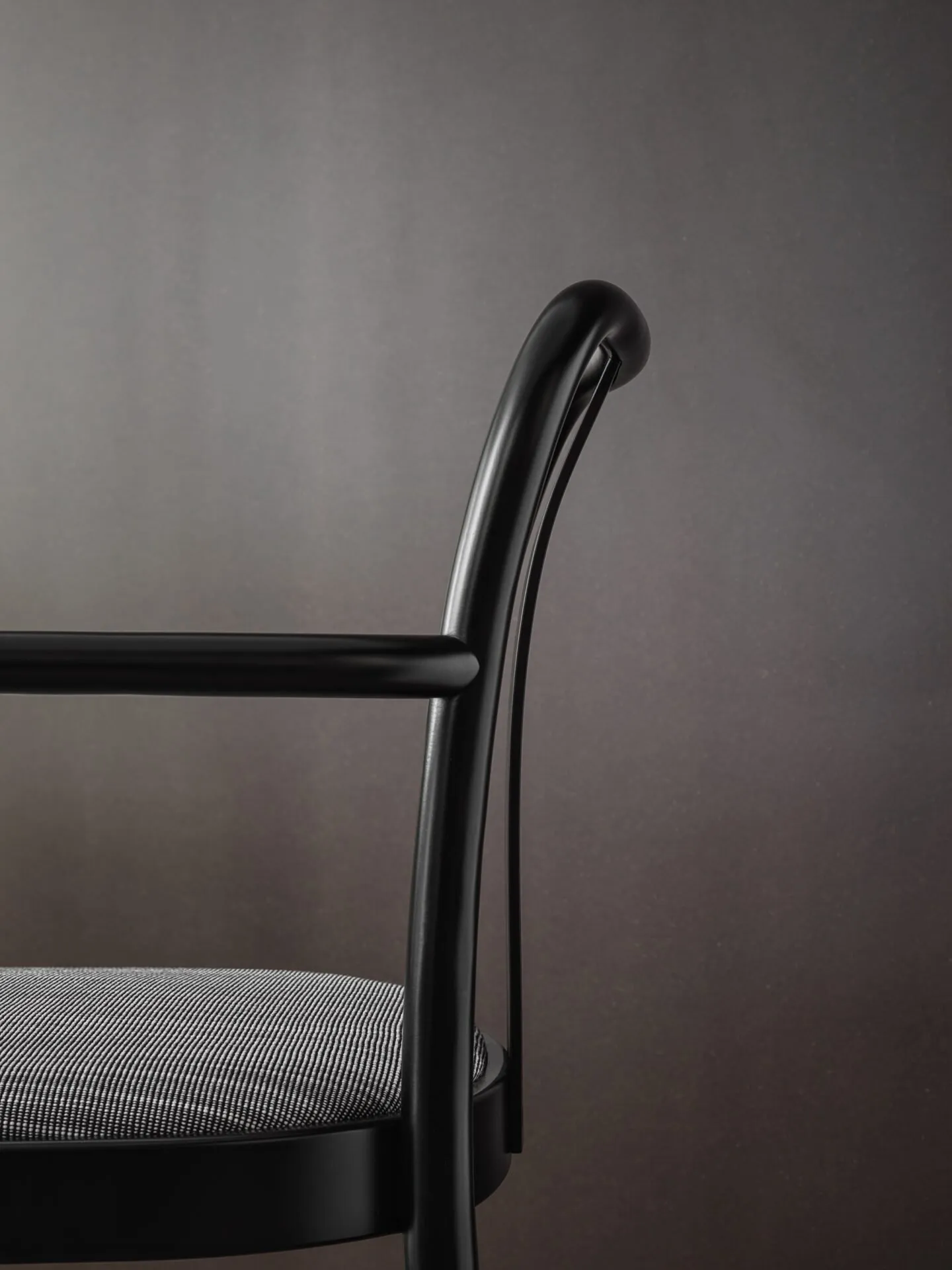 Sugiloo upholsterd - Gebrüder Thonet Vienna w Mesmetric