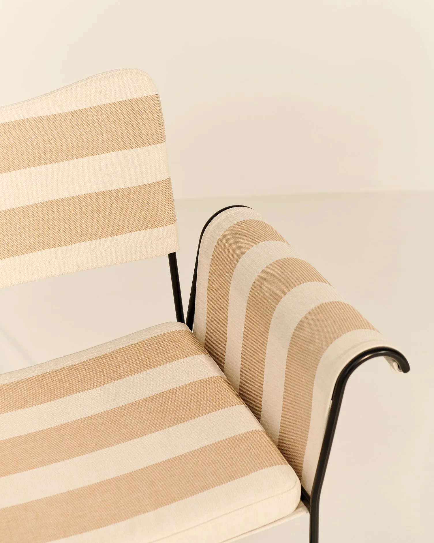 Tropique dining – Gubi.dk at Mesmetric